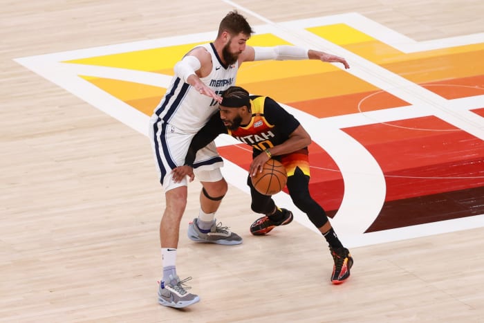 Mike Conley (10) drives past Jonas Valanciunas (17) on his way to the hoop